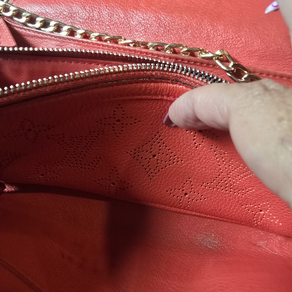 Louis Vuitton Mahina Amelia Wallet with an added chain - Picture 6 of 8